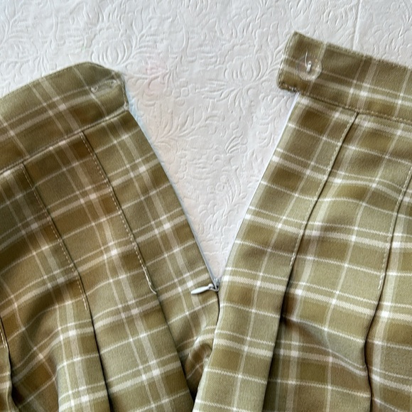 Two pleated skirts with short linings - Picture 11 of 11